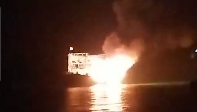 Tàu cá đang đánh bắt trên biển bất ngờ bốc cháy trong đêm, 12 thuyền viên thoát nạn - Ảnh 1.