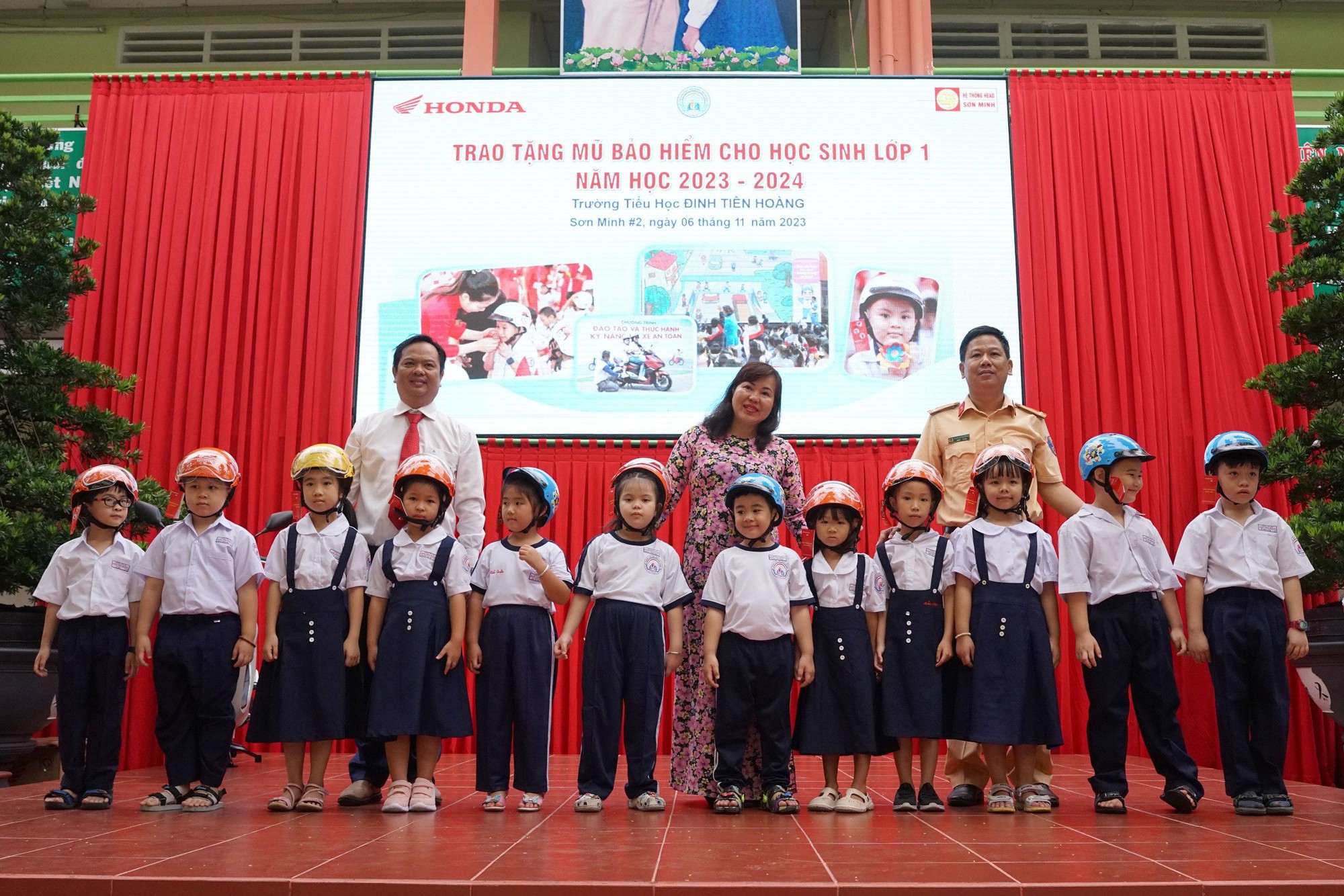HEAD Sơn Minh trao mũ bảo hiểm cho học sinh trường tiểu học Đinh Tiên Hoàng - Ảnh 2.
