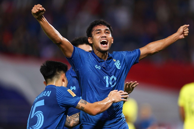 Bóng đá Thái Lan nổi cơn sóng dữ trước vòng loại World Cup 2026 - Ảnh 1.