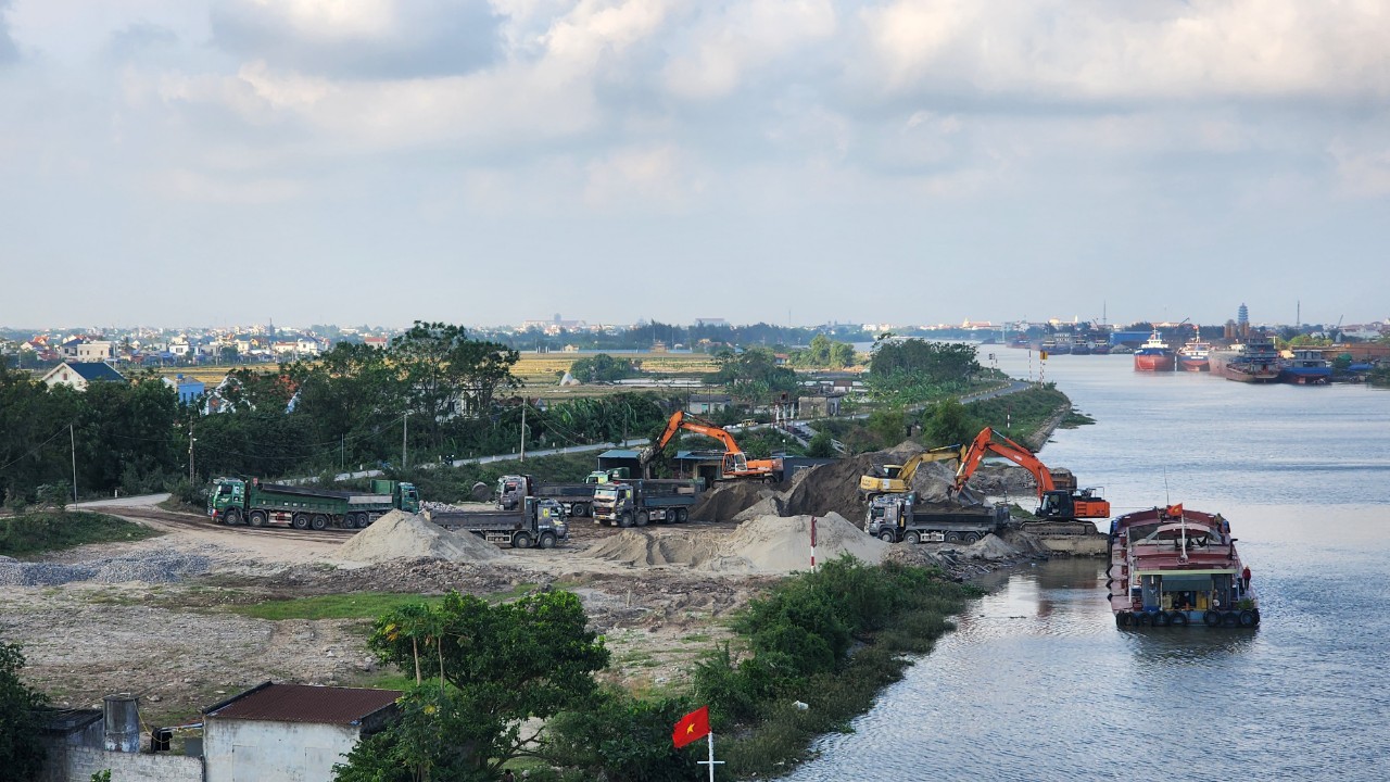 “Binh đoàn” xe nghi quá tải nườm nượp ra vào bãi sông, quần thảo đường đê ở Nam Định - Ảnh 1.
