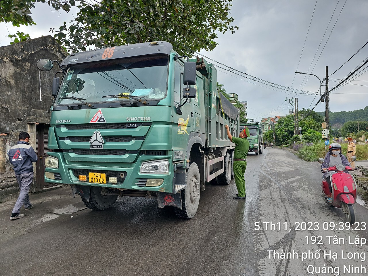 Quảng Ninh vào cuộc vụ xe “hổ vồ” nườm nượp chạy trên đường dân cư - Ảnh 1.