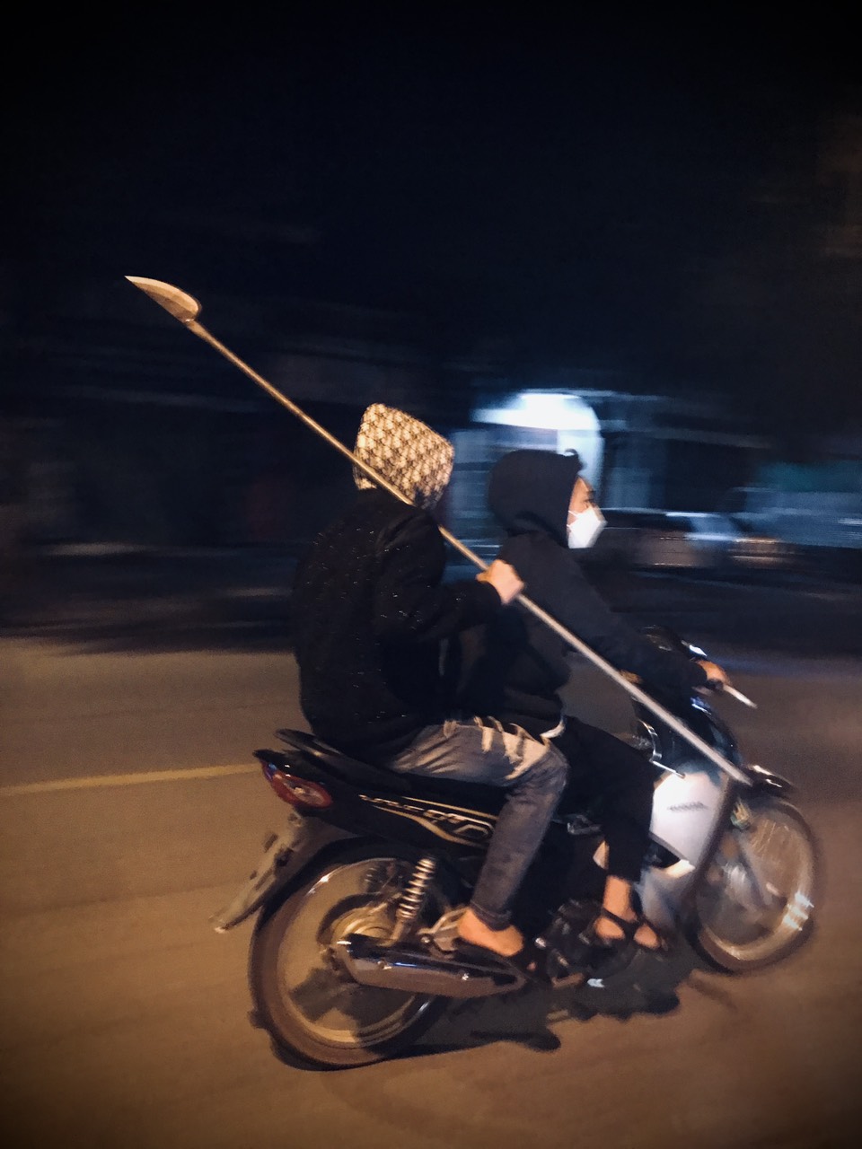 Bắt nhóm thanh thiếu niên không đội mũ bảo hiểm mang dao phóng lợn bị hỗn chiến ở Lào Cai - Ảnh 1.