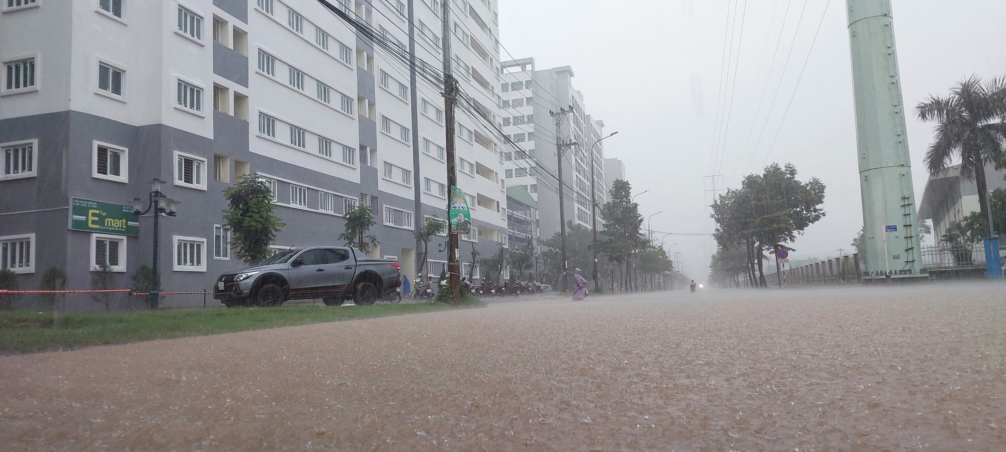 Đường phố Đà Nẵng lại ngập sau mưa lớn, ô tô, xe máy bì bõm lội nước - Ảnh 11.