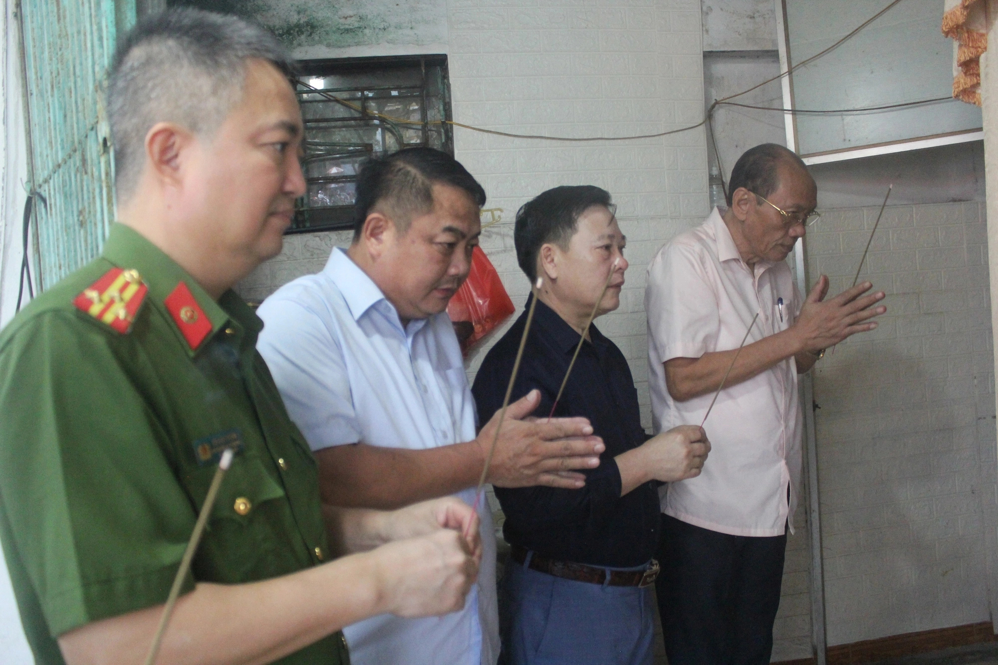 Lãnh đạo Ban ATGT Hà Tĩnh thăm hỏi gia đình nạn nhân tử vong vì TNGT - Ảnh 1.