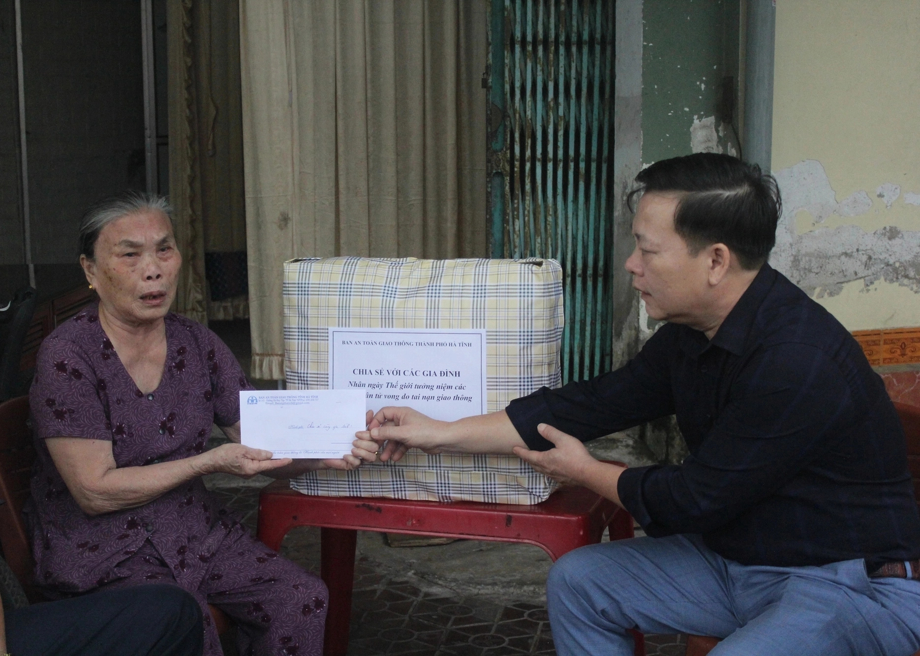 Lãnh đạo Ban ATGT Hà Tĩnh thăm hỏi gia đình nạn nhân tử vong vì TNGT - Ảnh 2.