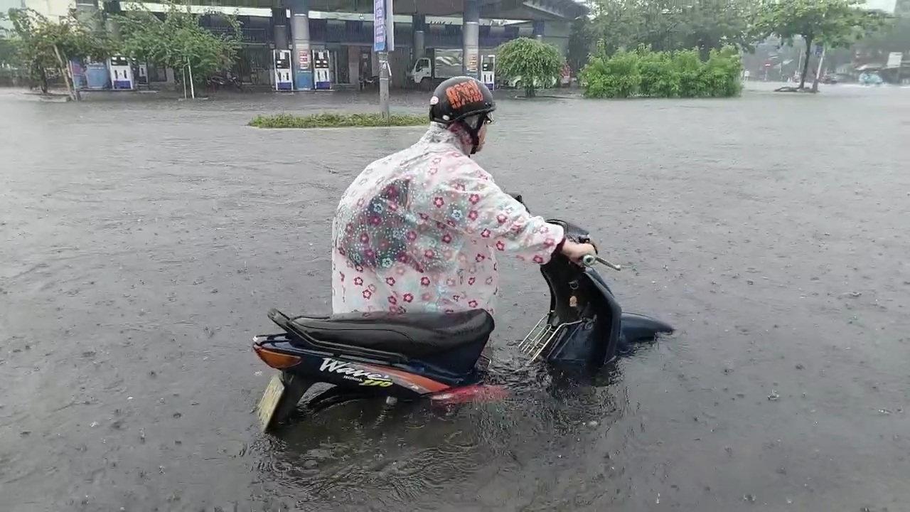 Đường phố Đà Nẵng lại ngập sau mưa lớn, ô tô, xe máy bì bõm lội nước - Ảnh 5.