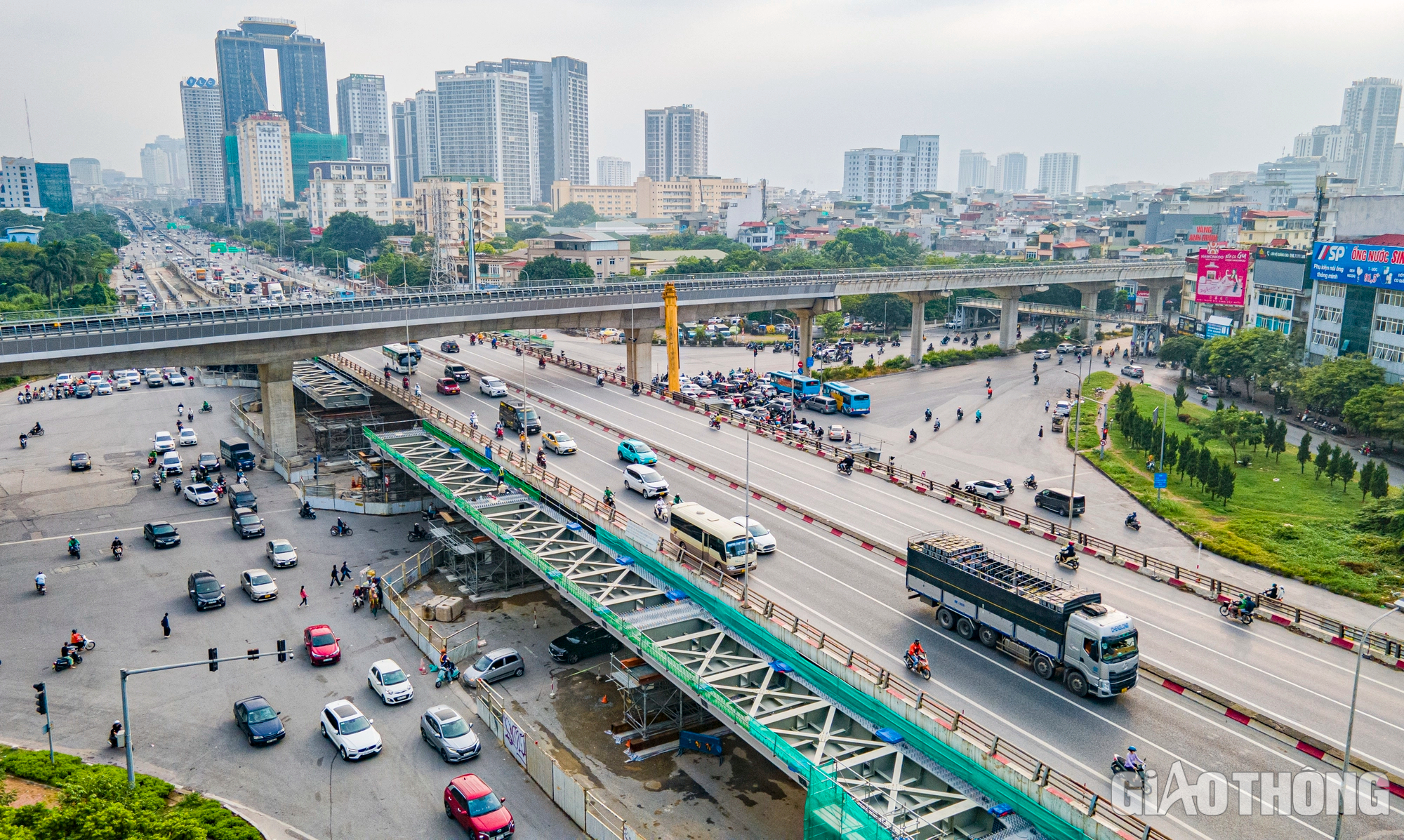 Hai đơn nguyên cầu đô thị nút giao Mai Dịch dần thành hình sau 9 tháng thi công  - Ảnh 3.