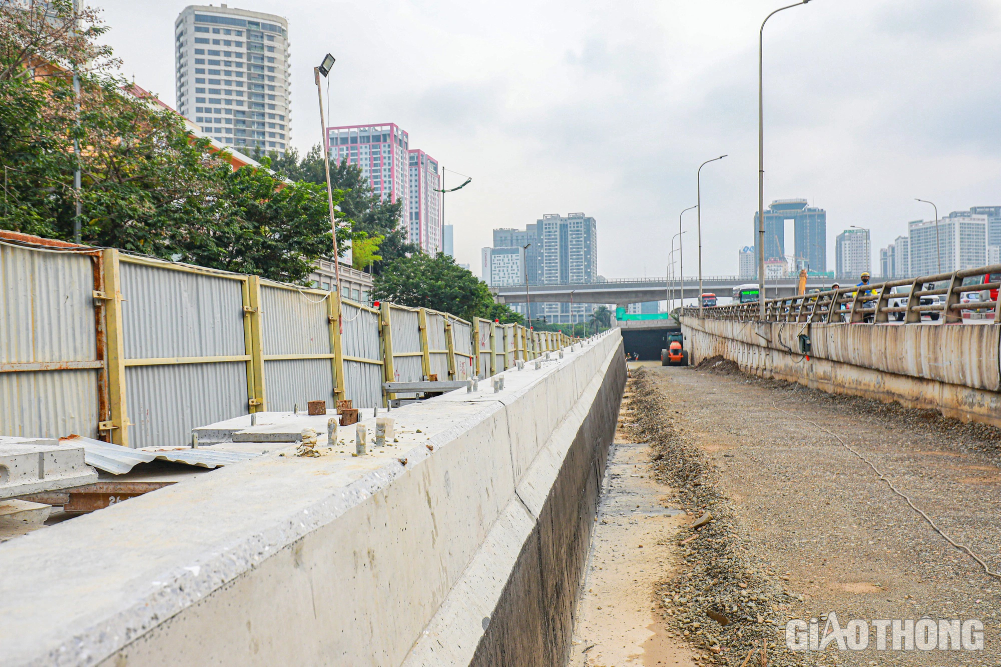 Hai đơn nguyên cầu đô thị nút giao Mai Dịch dần thành hình sau 9 tháng thi công  - Ảnh 10.