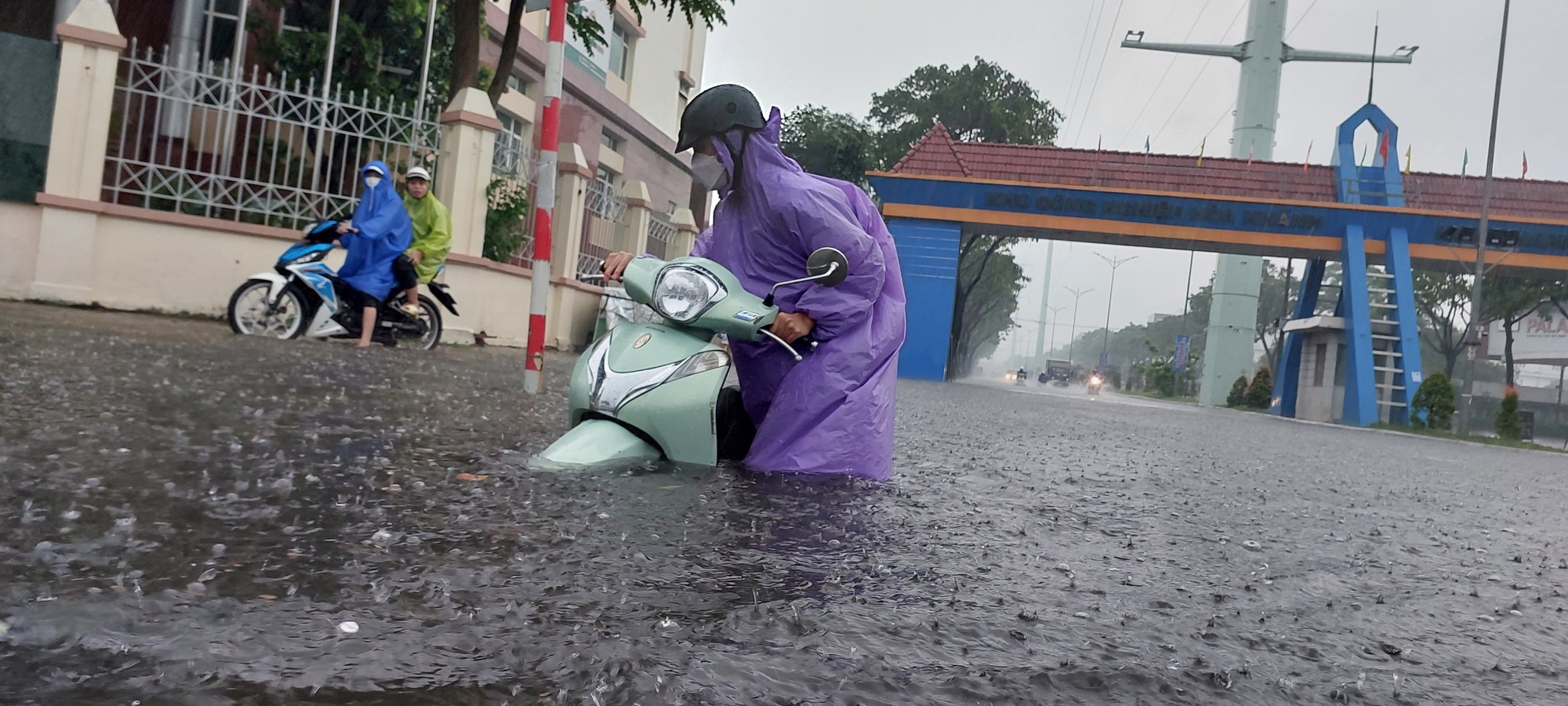 Đường phố Đà Nẵng lại ngập sau mưa lớn, ô tô, xe máy bì bõm lội nước - Ảnh 1.