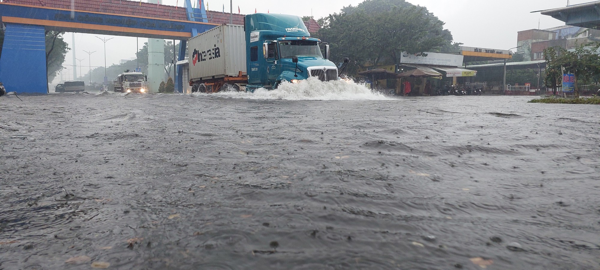 Đường phố Đà Nẵng lại ngập sau mưa lớn, ô tô, xe máy bì bõm lội nước - Ảnh 2.