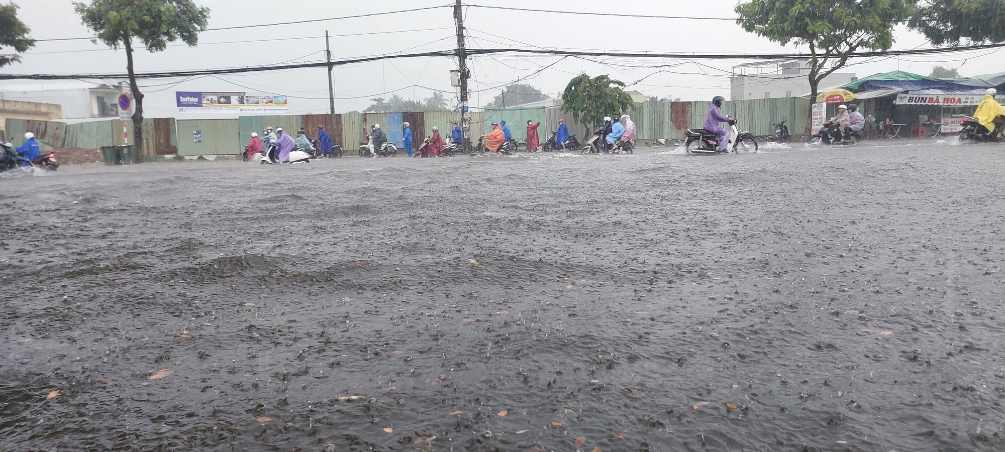 Đường phố Đà Nẵng lại ngập sau mưa lớn, ô tô, xe máy bì bõm lội nước - Ảnh 6.