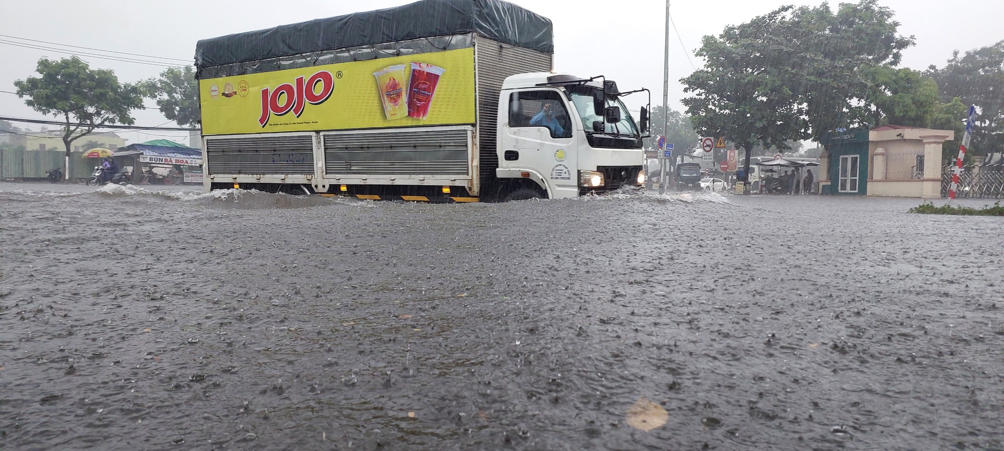 Đường phố Đà Nẵng lại ngập sau mưa lớn, ô tô, xe máy bì bõm lội nước - Ảnh 3.