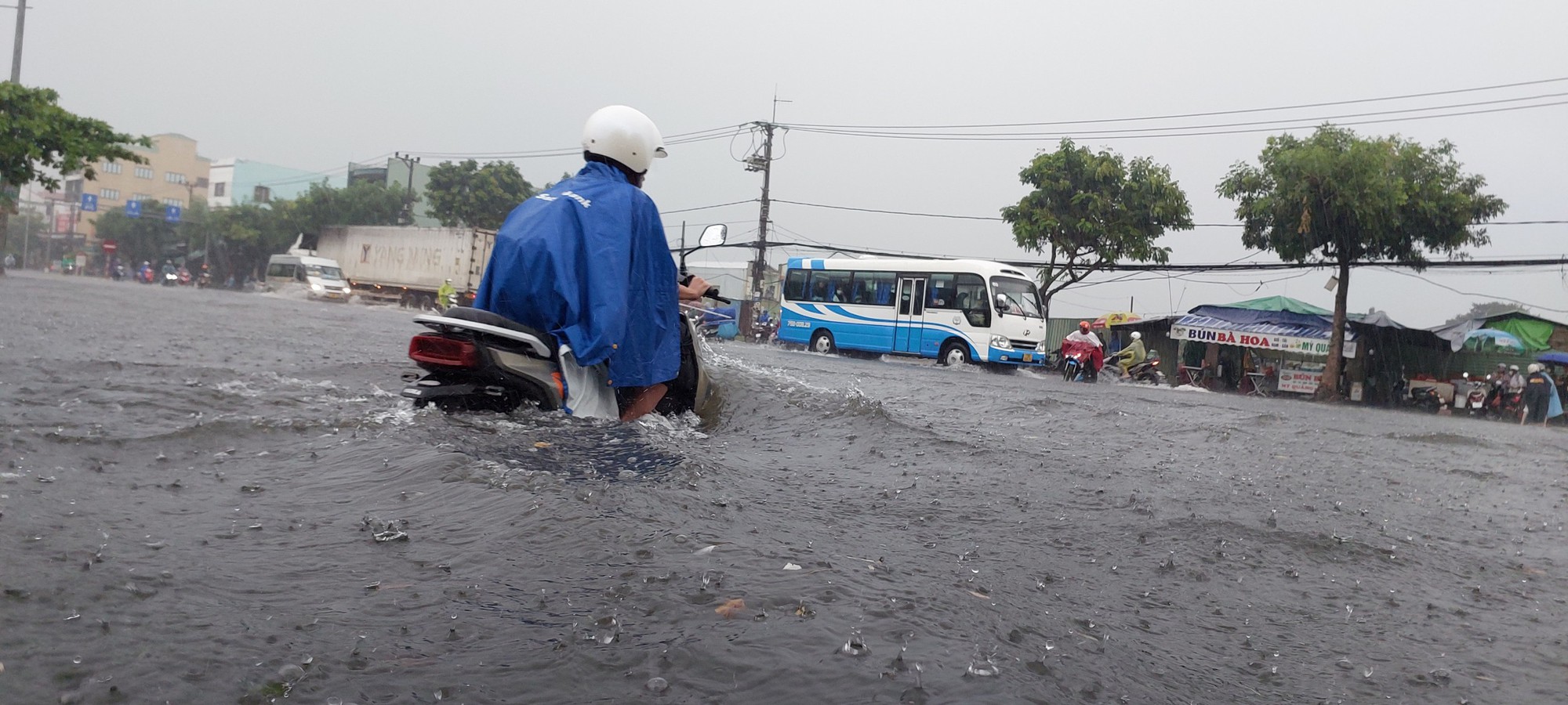 Đường phố Đà Nẵng lại ngập sau mưa lớn, ô tô, xe máy bì bõm lội nước - Ảnh 4.