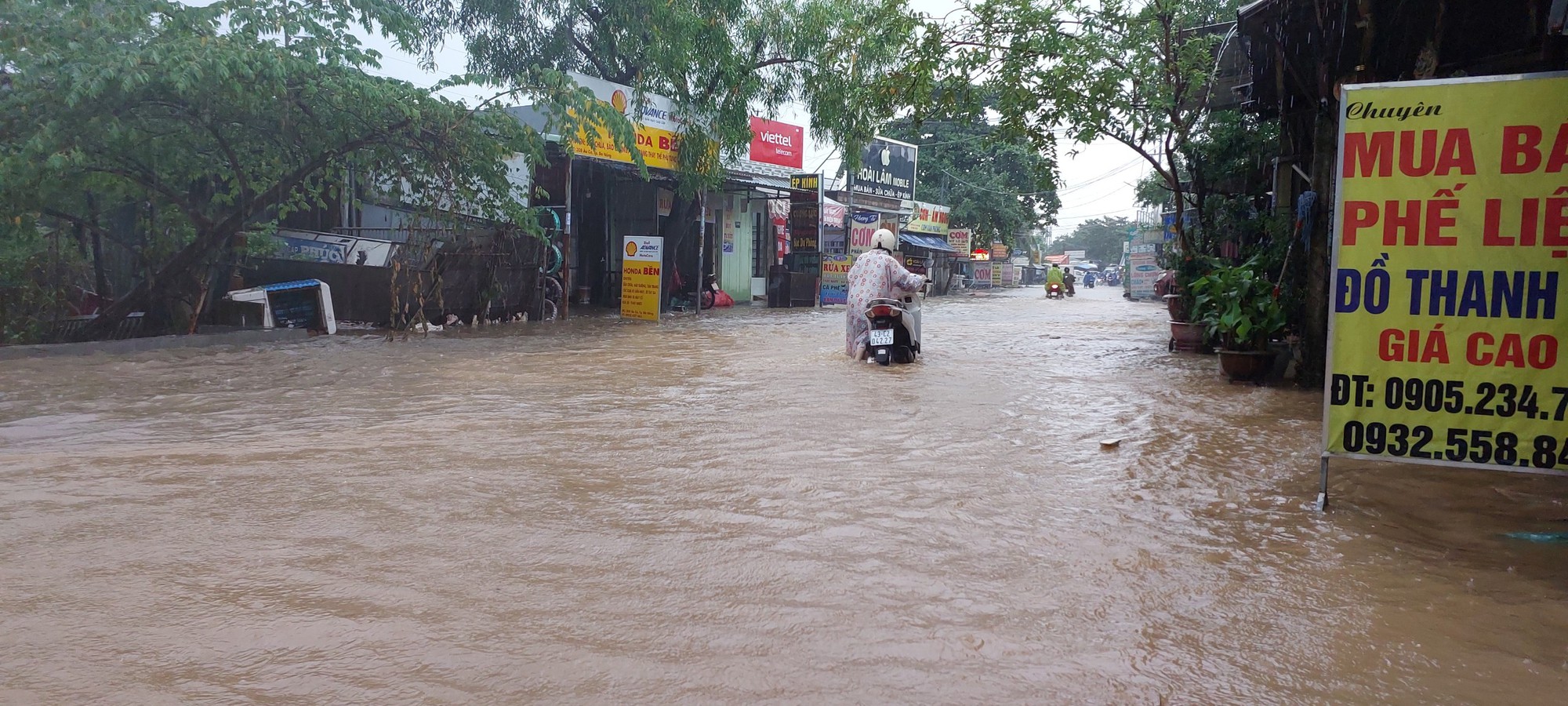 Đường phố Đà Nẵng lại ngập sau mưa lớn, ô tô, xe máy bì bõm lội nước - Ảnh 7.