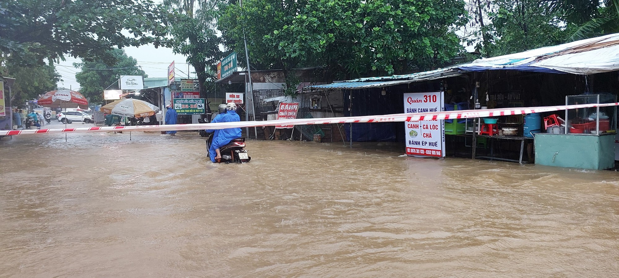 Đường phố Đà Nẵng lại ngập sau mưa lớn, ô tô, xe máy bì bõm lội nước - Ảnh 8.