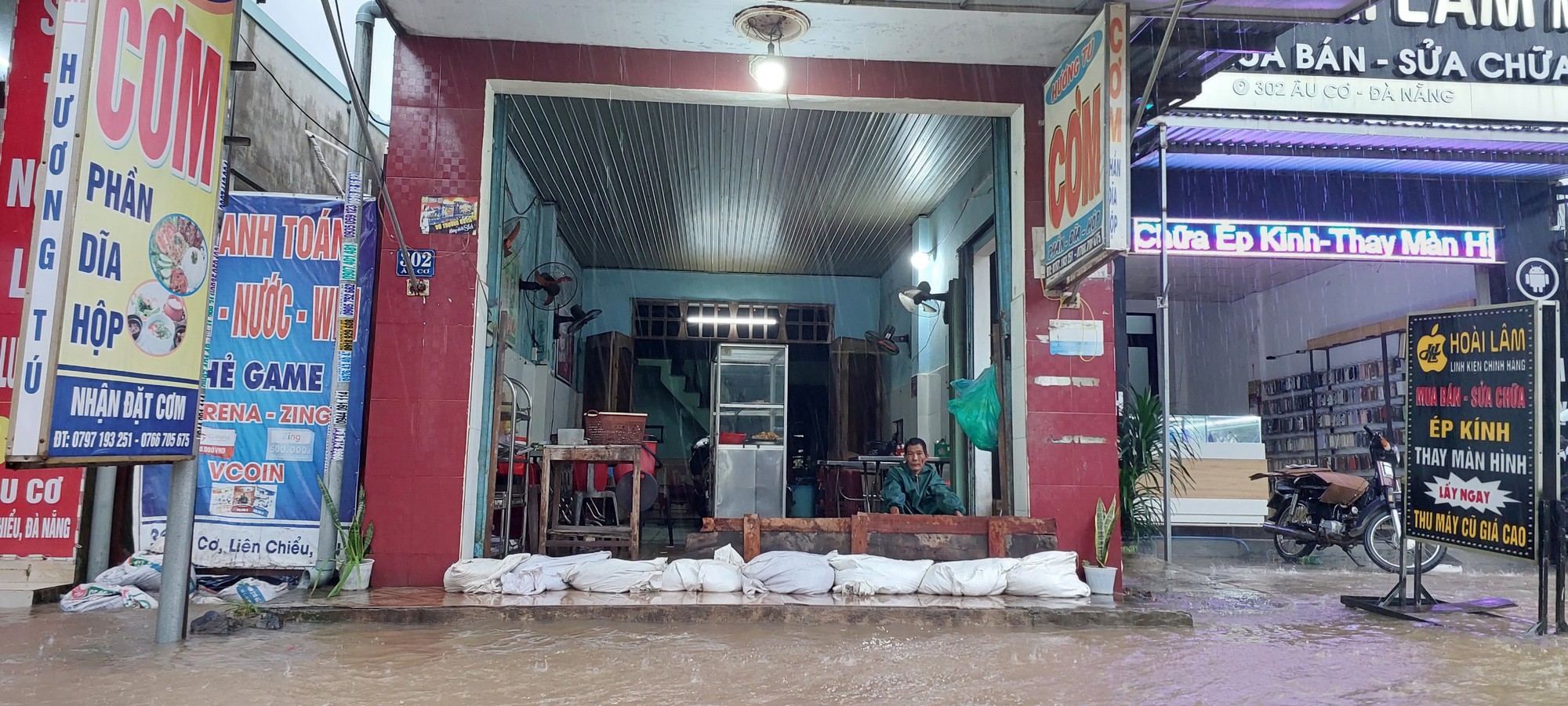 Đường phố Đà Nẵng lại ngập sau mưa lớn, ô tô, xe máy bì bõm lội nước - Ảnh 9.