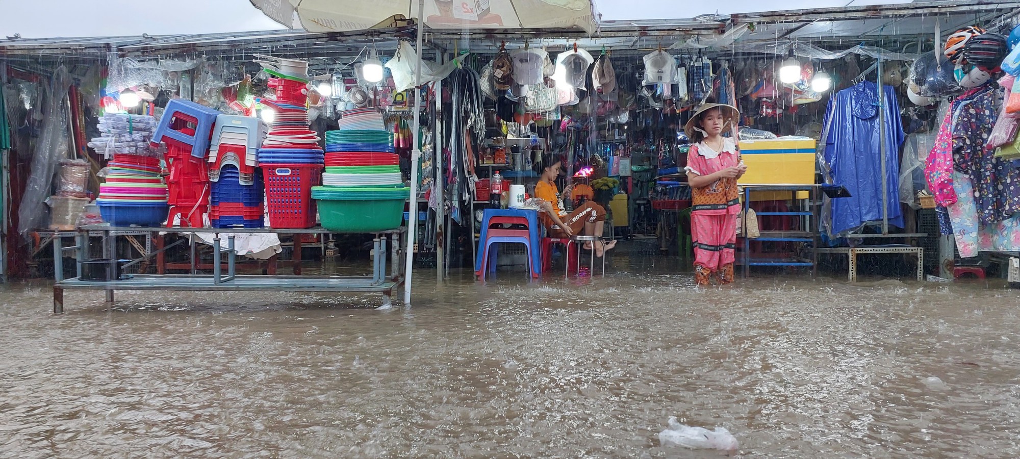 Đường phố Đà Nẵng lại ngập sau mưa lớn, ô tô, xe máy bì bõm lội nước - Ảnh 10.