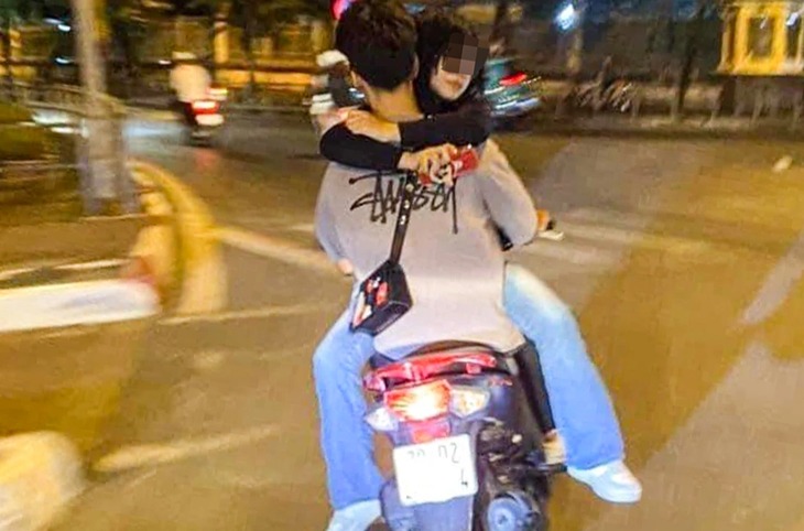 Phạt tiền nam sinh &quot;bế&quot; bạn gái khi lái xe máy  - Ảnh 2.
