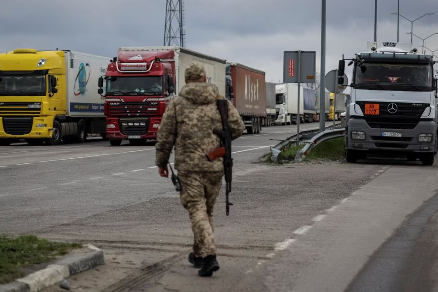 Vì sao tài xế xe tải Ba Lan chặn ba cửa khẩu giáp Ukraine? - Ảnh 1.