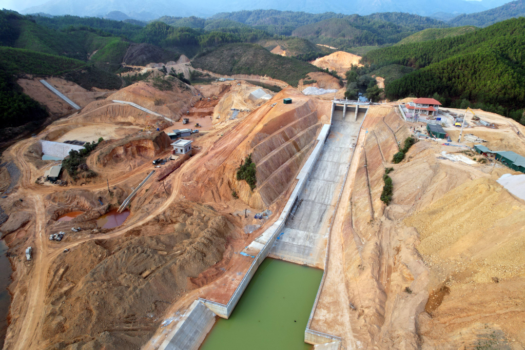 Xẻ núi, mở đường làm hồ nước lớn dưới chân núi Thiên Sơn nơi đất mỏ - Ảnh 2.