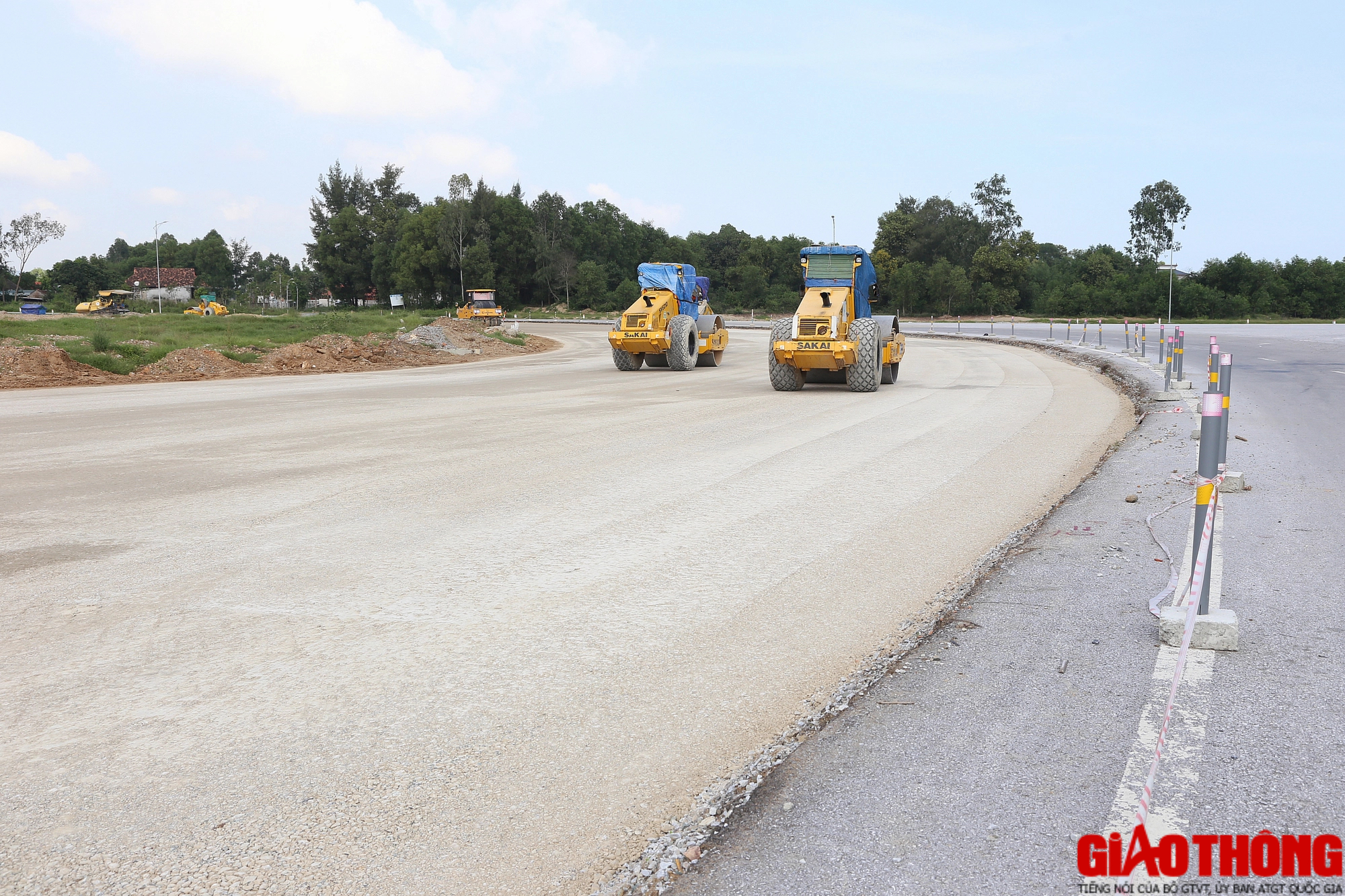 Tăng tốc thảm bê tông dự án đường nối Vinh - Cửa Lò - Ảnh 8.