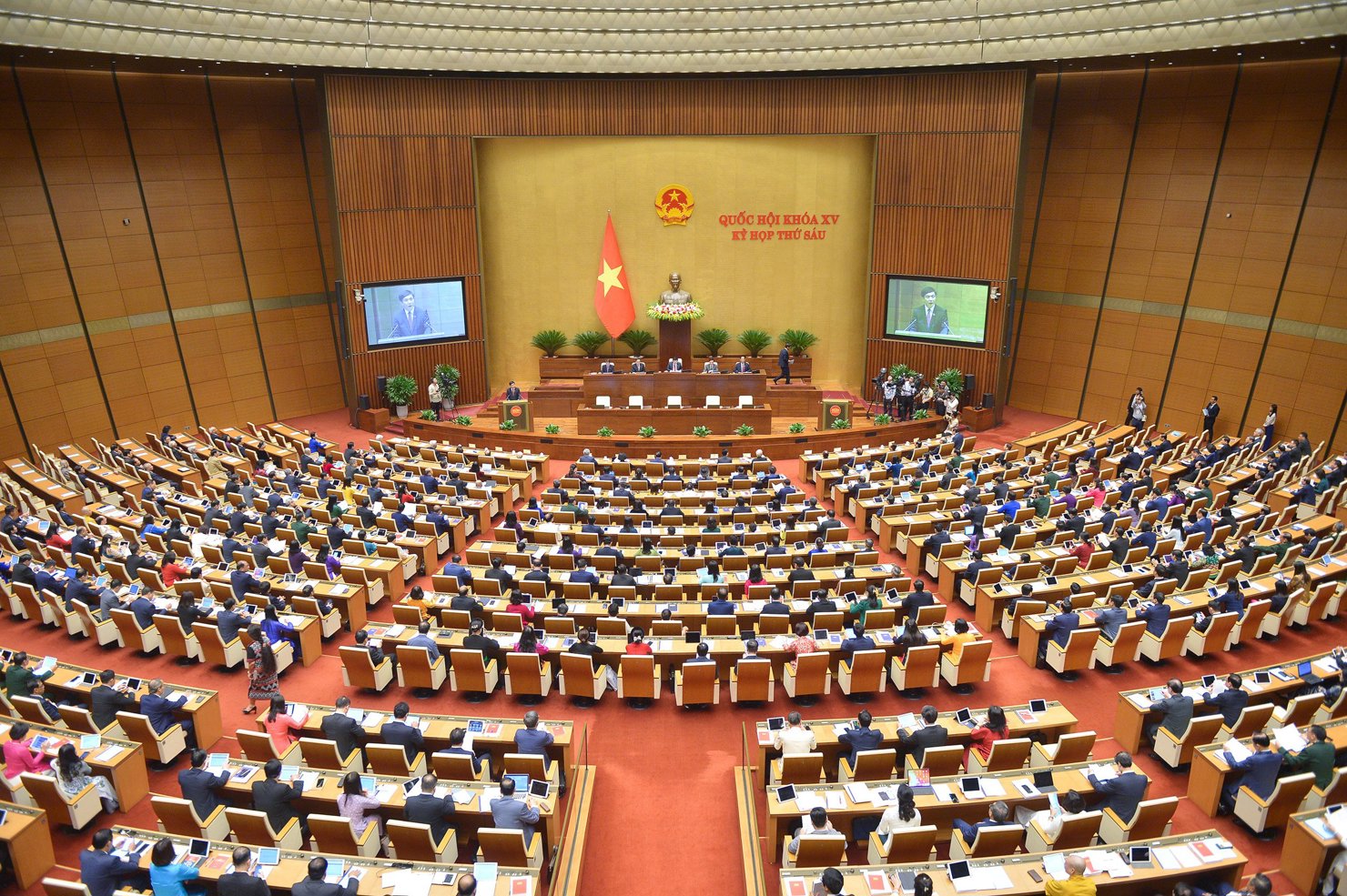 Quốc hội thảo luận Nghị quyết chính sách đặc thù đầu tư công trình giao thông đường bộ - Ảnh 1.