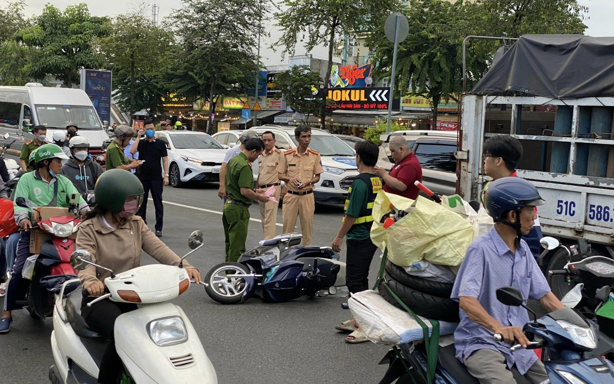 Cửa ngõ sân bay Tân Sơn Nhất ùn tắc nghiêm trọng sau vụ TNGT chết người  - Ảnh 1.