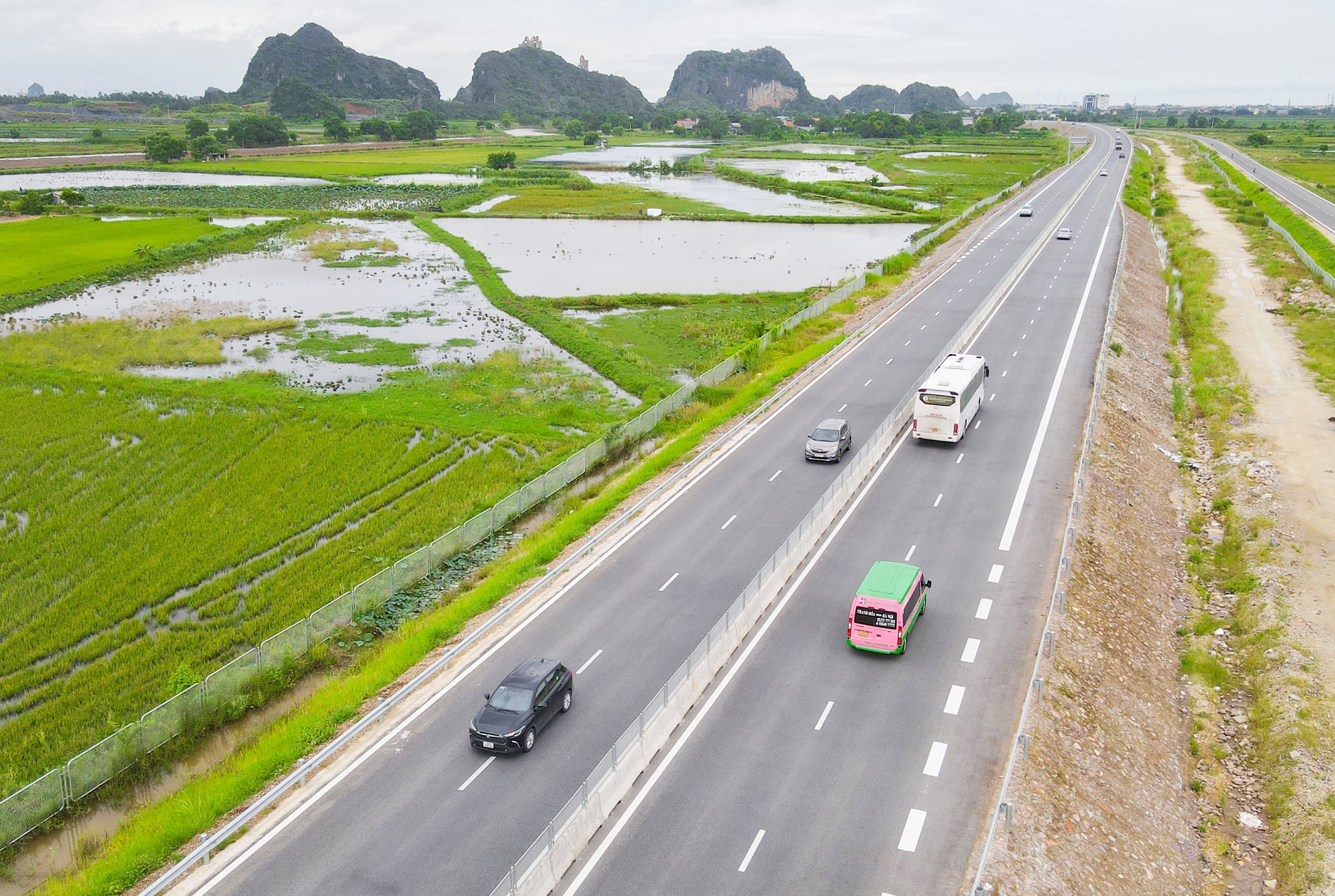 Một trong những điểm mới trong dự thảo Luật Đường bộ là cho phép thu phí xe đi trên cao tốc do Nhà nước đầu tư để tạo nguồn phát triển hệ thống hạ tầng giao thông (Trong ảnh: Cao tốc Bắc - Nam đoạn Mai Sơn - QL45) Ảnh: Tạ Hải
