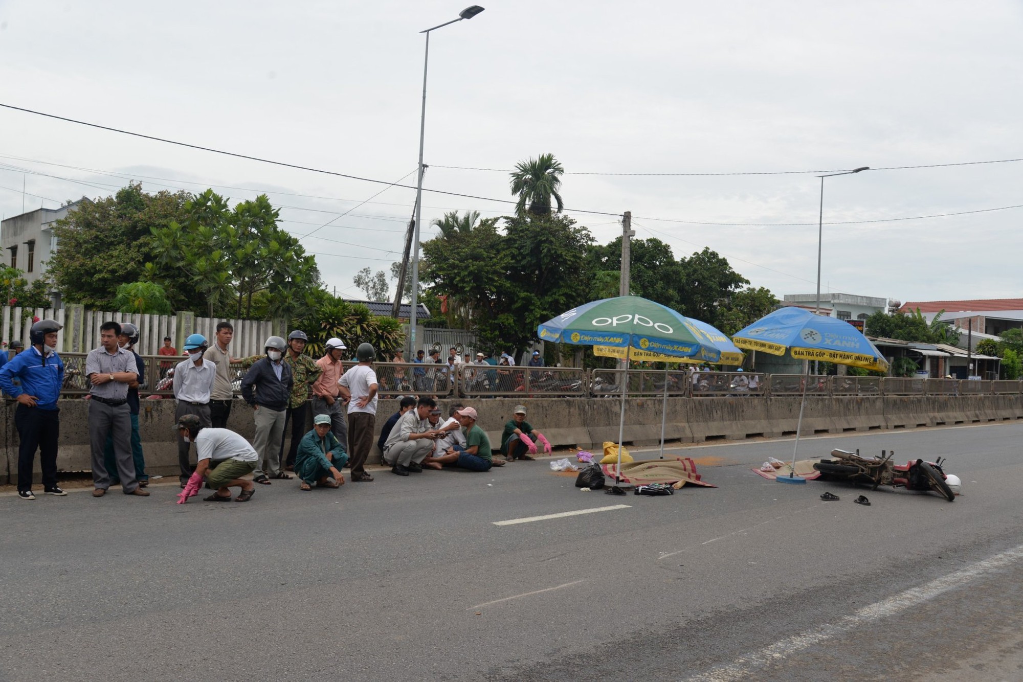 Tai nạn rình rập người đi đường trên các tuyến quốc lộ ở Quảng Ngãi - Ảnh 1.