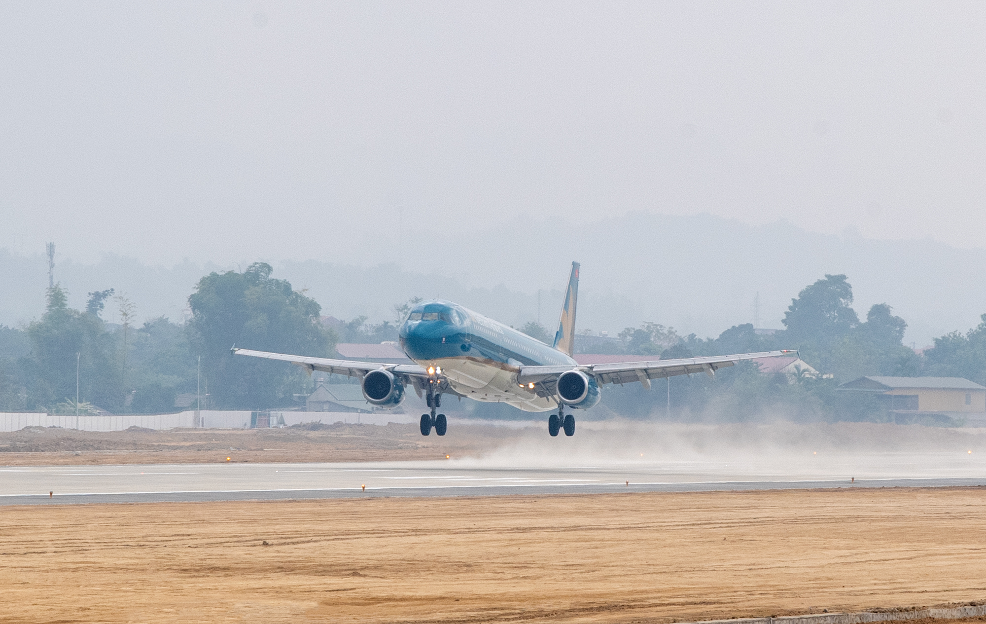 Sân bay Điện Biên đón máy bay cỡ lớn đầu tiên trong lịch sử  - Ảnh 1.