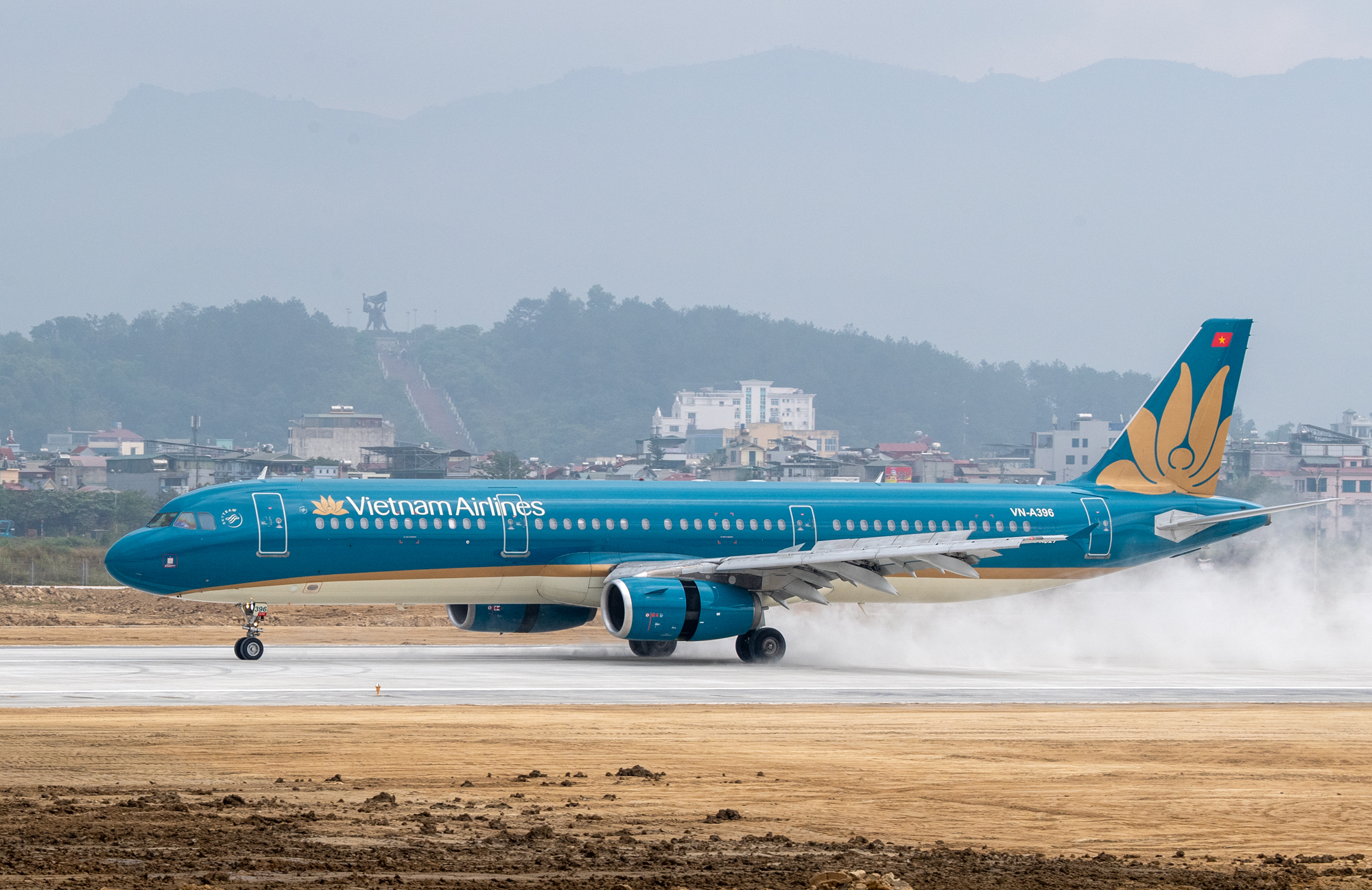 Sân bay Điện Biên đón máy bay cỡ lớn đầu tiên trong lịch sử  - Ảnh 2.