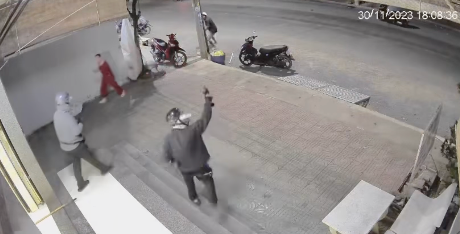 Giây phút đối mặt hai tên cướp có súng của chủ tiệm vàng ở Trà Vinh - Ảnh 2.