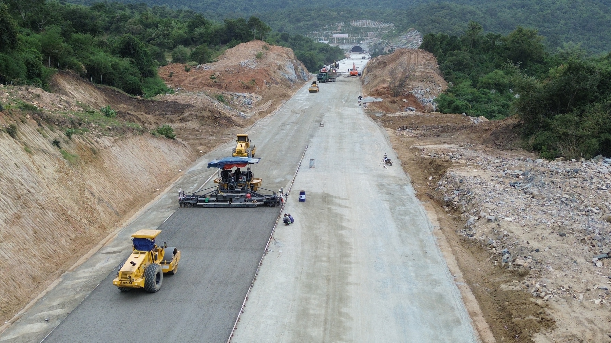 Nhộn nhịp trên công trường cao tốc Cam Lâm - Vĩnh Hảo - Ảnh 9.