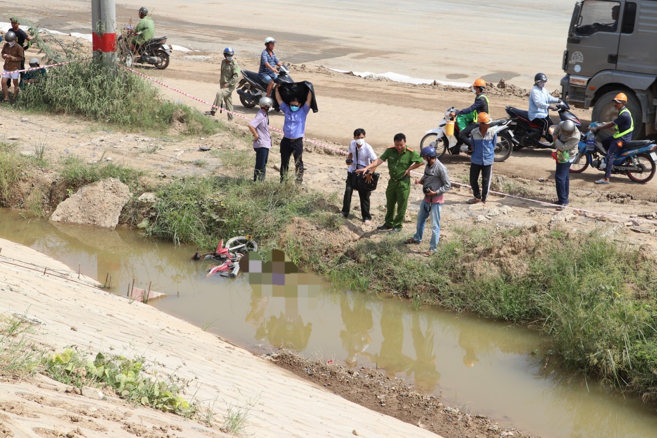 Người đàn ông chạy xe tự ngã xuống rãnh nước cạnh cầu Mỹ Thuận 2, tử vong - Ảnh 1.