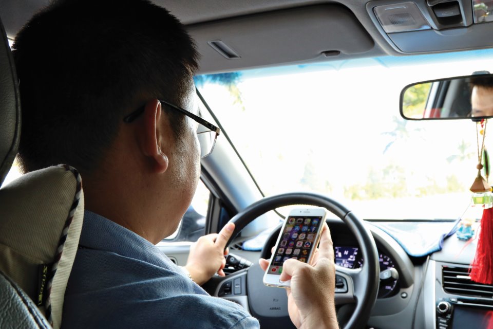 Sử dụng điện thoại khi lái xe có thể bị truy cứu trách nhiệm hình sự - Ảnh 1.