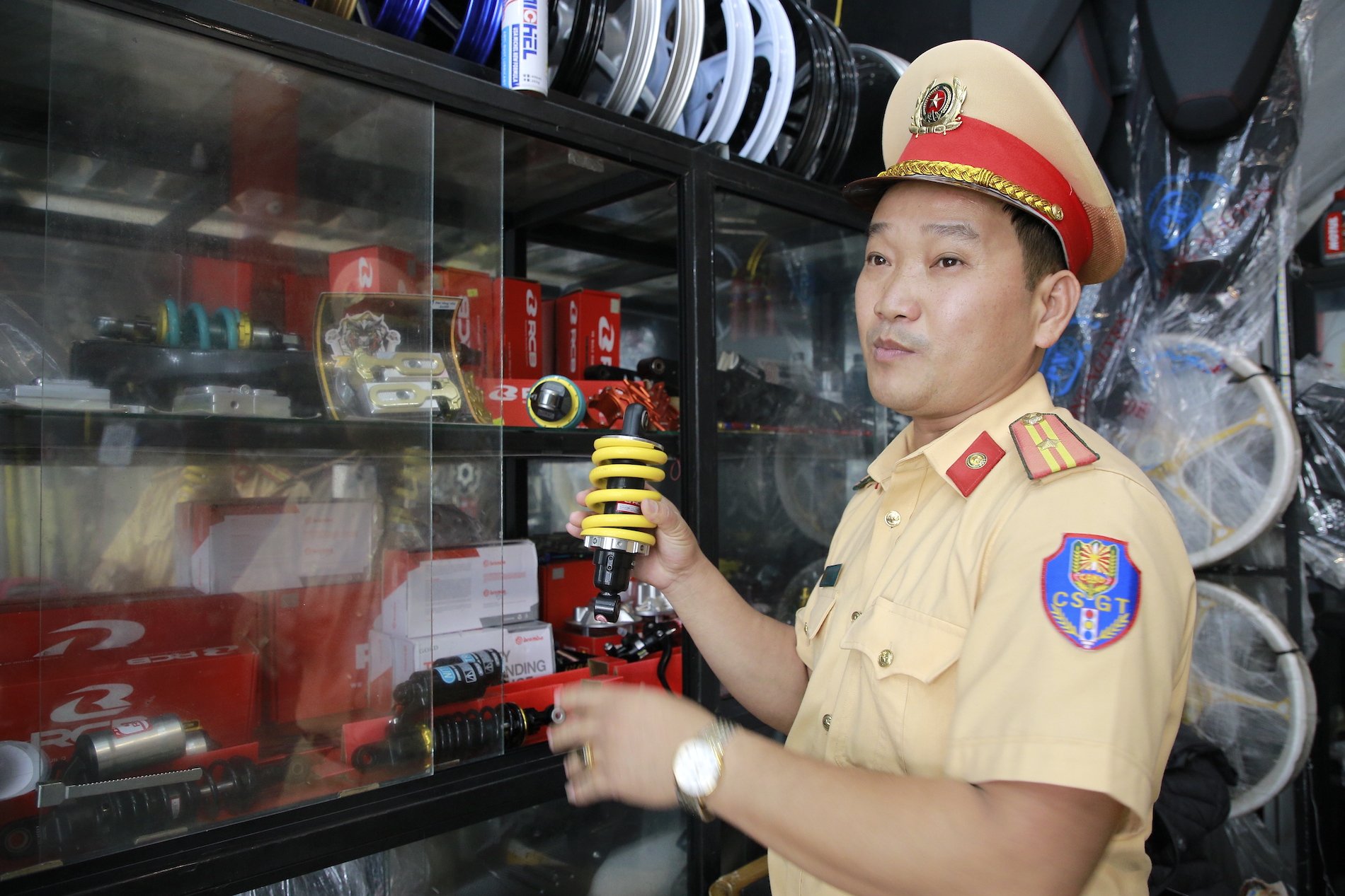 Quảng Nam: Kiểm tra cơ sở kinh doanh phụ tùng, phát hiện loạt đồ độ chế xe máy - Ảnh 2.
