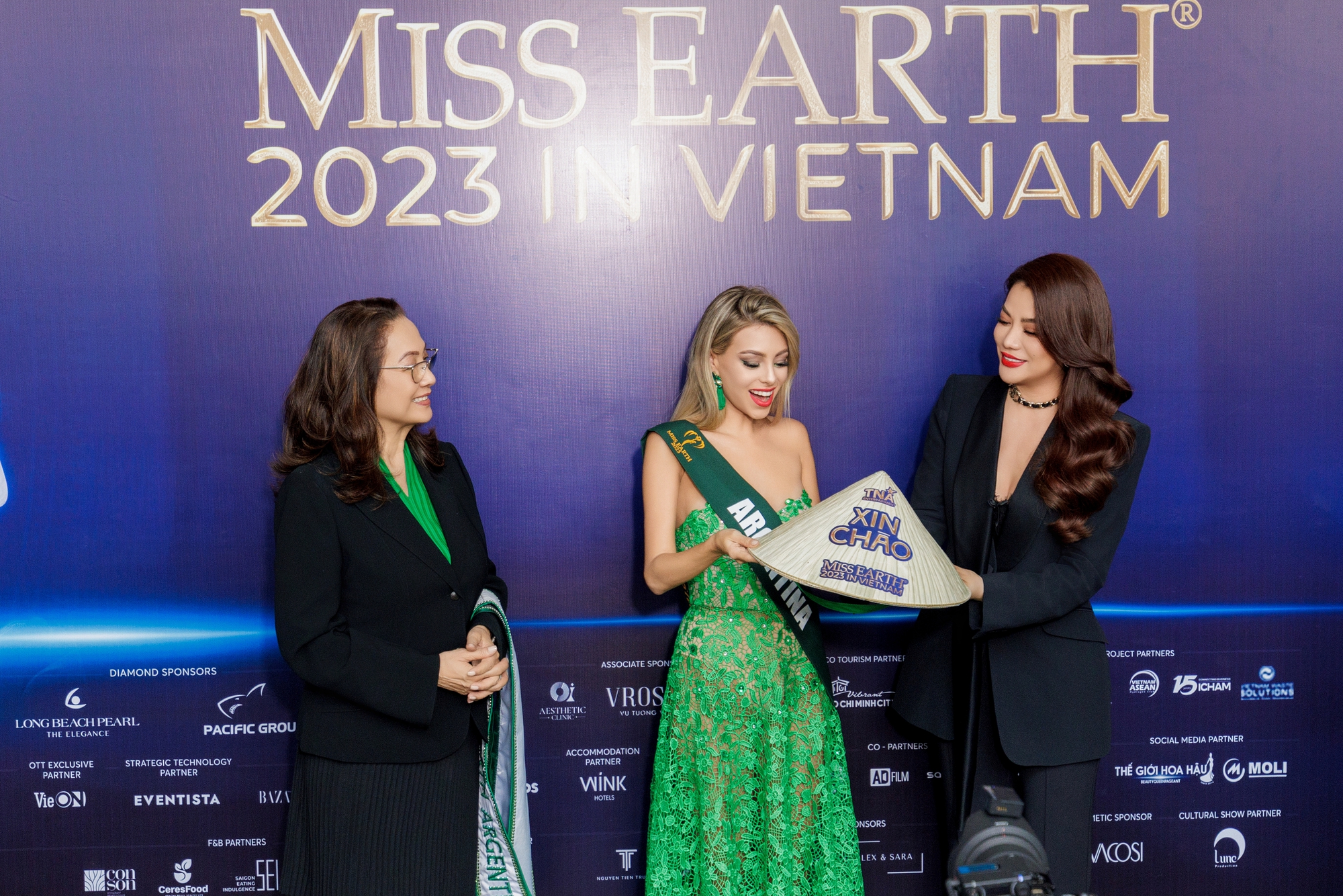 Người đẹp Miss Earth 2023 hào hứng khi đội nón lá Việt Nam - Ảnh 2.