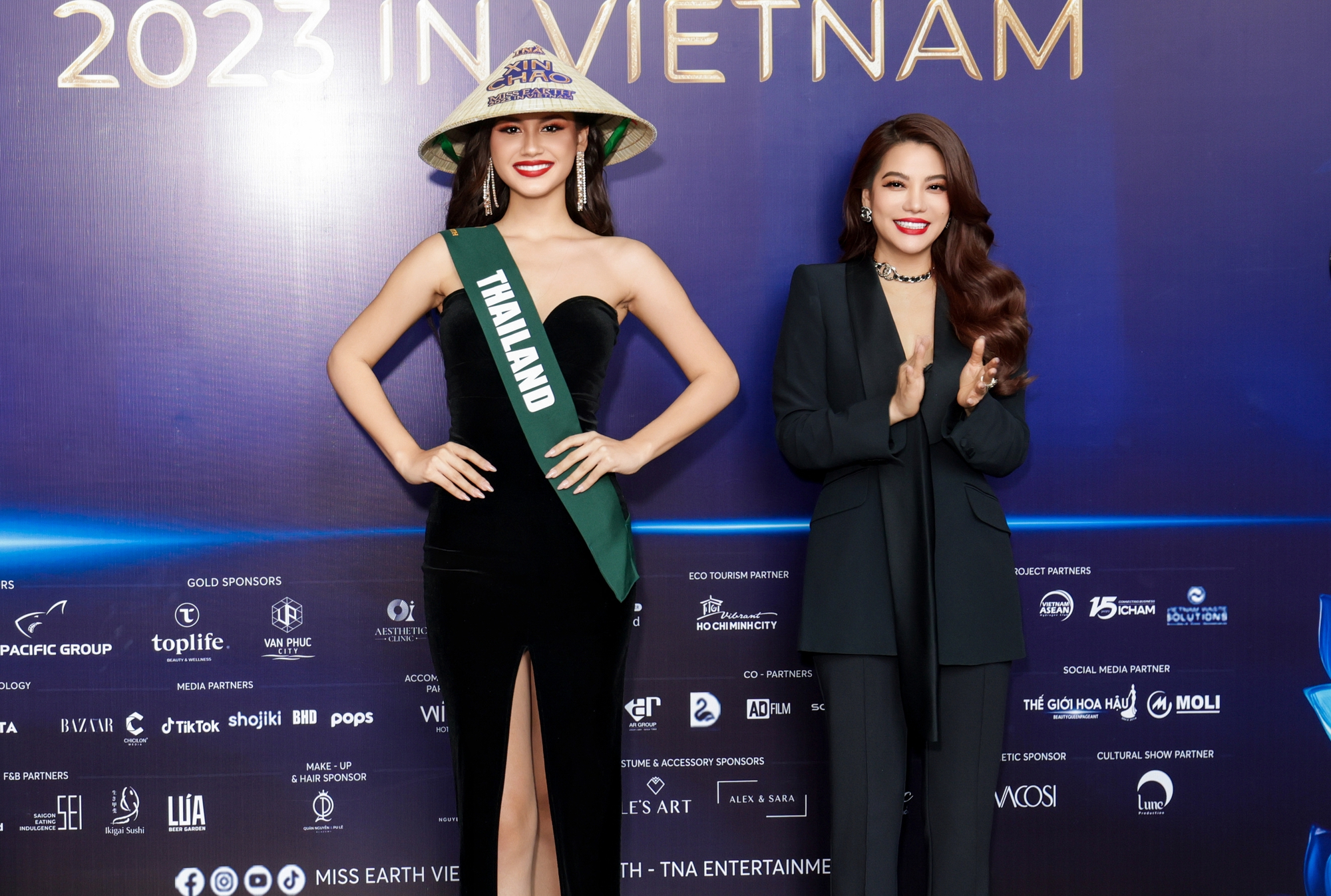 Người đẹp Miss Earth 2023 hào hứng khi đội nón lá Việt Nam - Ảnh 4.