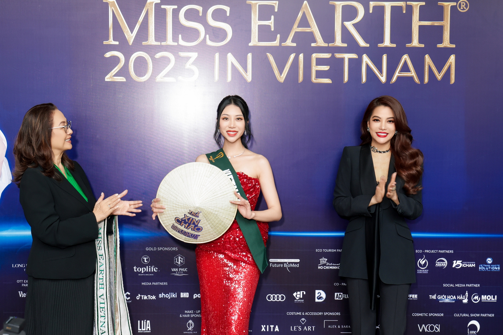 Người đẹp Miss Earth 2023 hào hứng khi đội nón lá Việt Nam - Ảnh 1.
