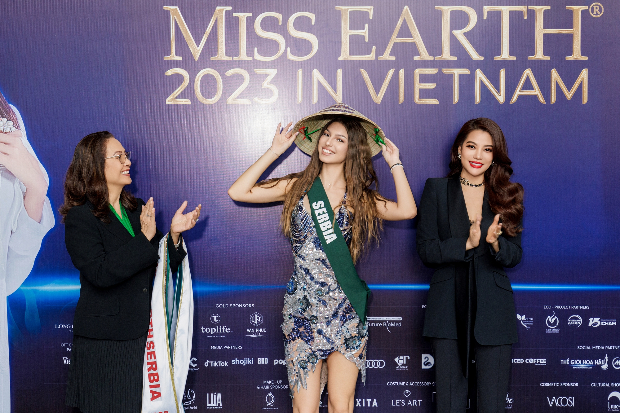 Người đẹp Miss Earth 2023 hào hứng khi đội nón lá Việt Nam - Ảnh 5.
