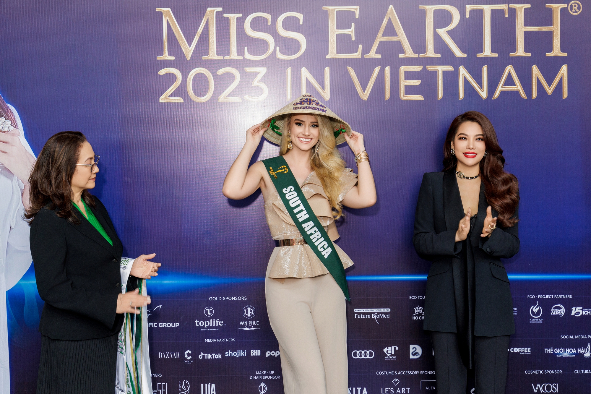 Người đẹp Miss Earth 2023 hào hứng khi đội nón lá Việt Nam - Ảnh 6.