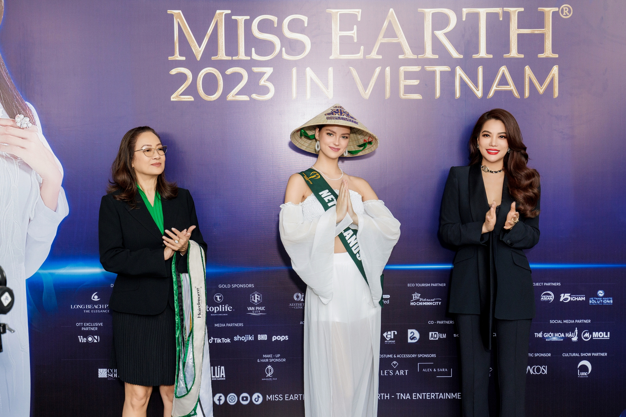 Người đẹp Miss Earth 2023 hào hứng khi đội nón lá Việt Nam - Ảnh 3.