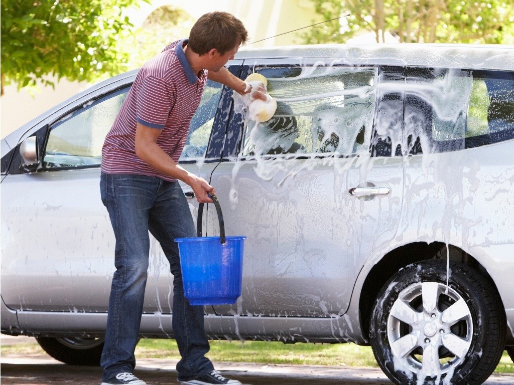Những điều cần lưu ý khi tự rửa xe ô tô tại nhà - Ảnh 2.