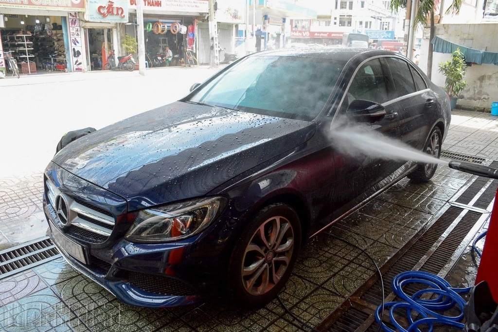 Những điều cần lưu ý khi tự rửa xe ô tô tại nhà - Ảnh 1.
