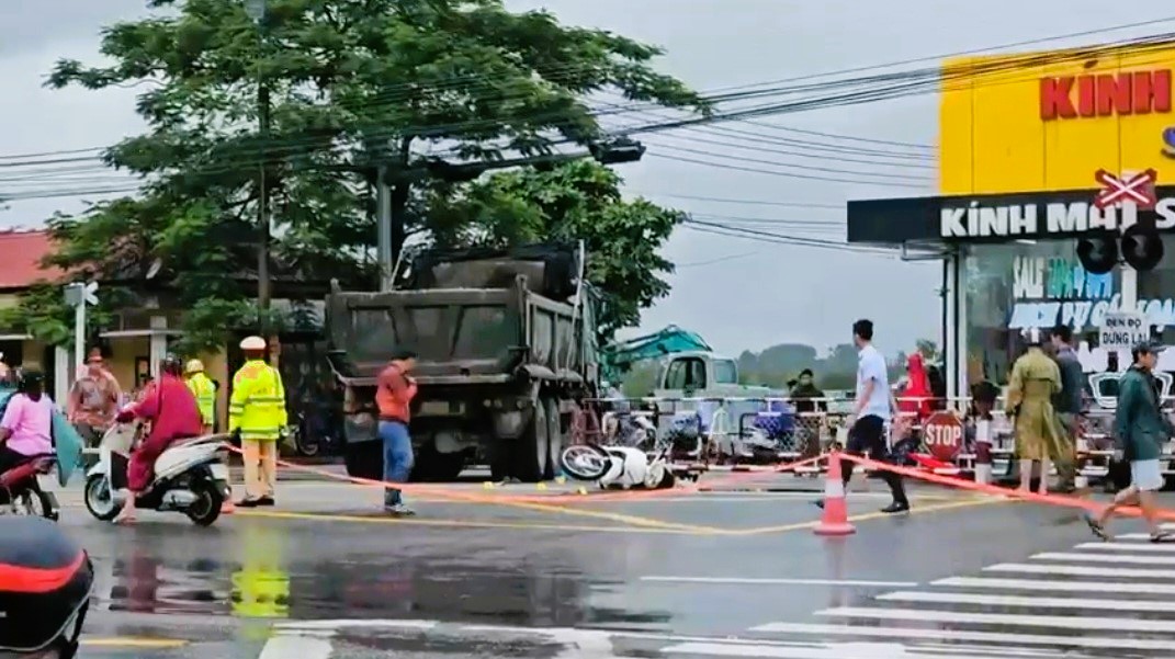 Tai nạn giữa ô tô tải ben và xe máy ở Huế, vợ chết chồng bị thương - Ảnh 1.