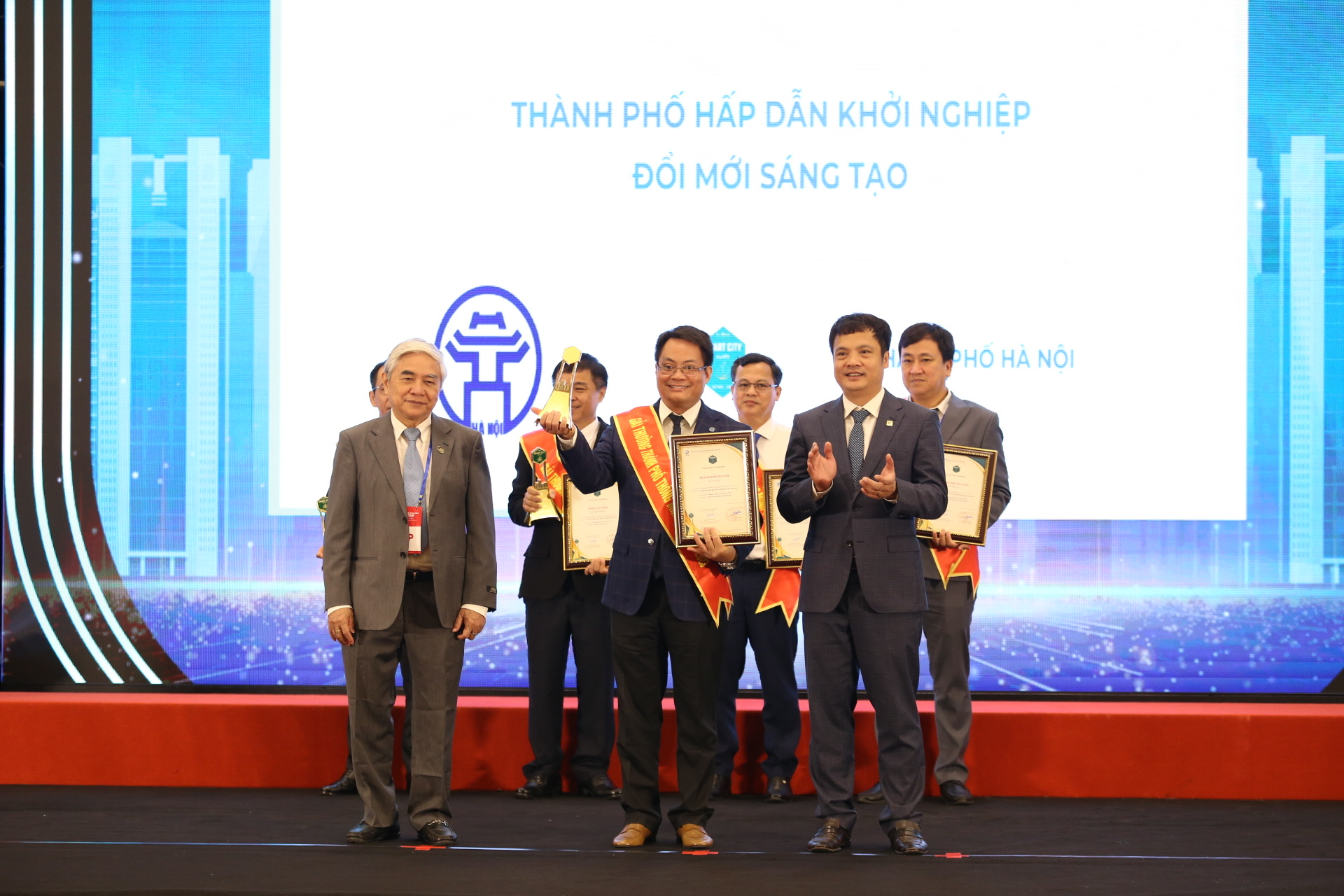 Hà Nội đoạt giải thưởng Thành phố thông minh Việt Nam - Ảnh 1.