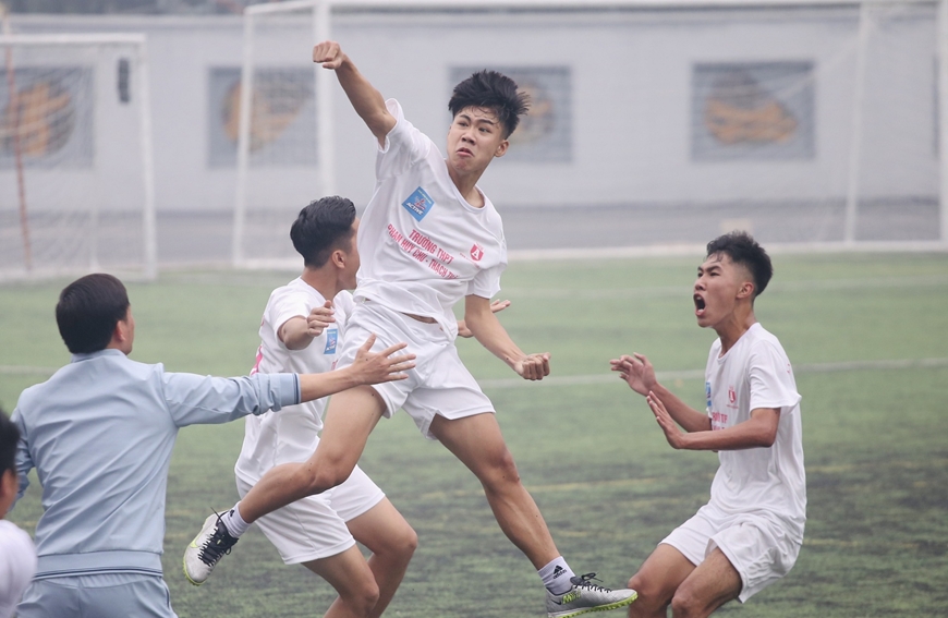 Thắng kịch tính trên chấm luân lưu, trường Phan Huy Chú vô địch giải bóng đá THPT  - Ảnh 1.