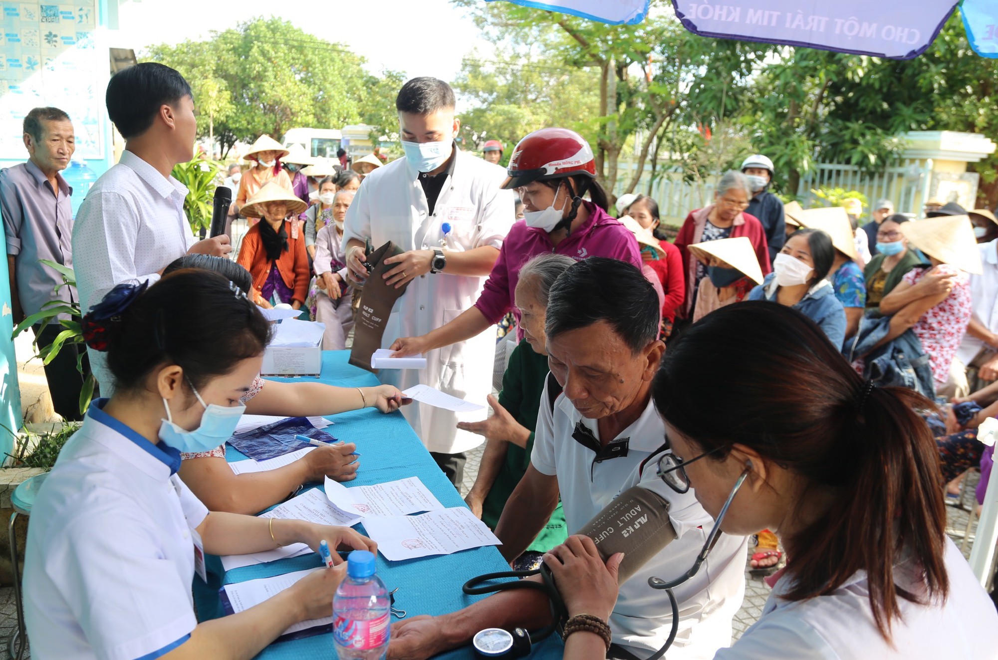 Hàng trăm người dân vùng rốn lũ Thừa Thiên Huế được khám bệnh, cấp phát thuốc miễn phí - Ảnh 1.