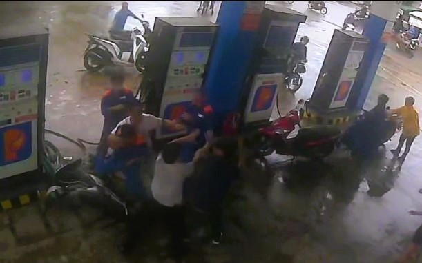 Hai người đàn ông hung hãn đánh nhân viên cây xăng ở Huế - Ảnh 1.