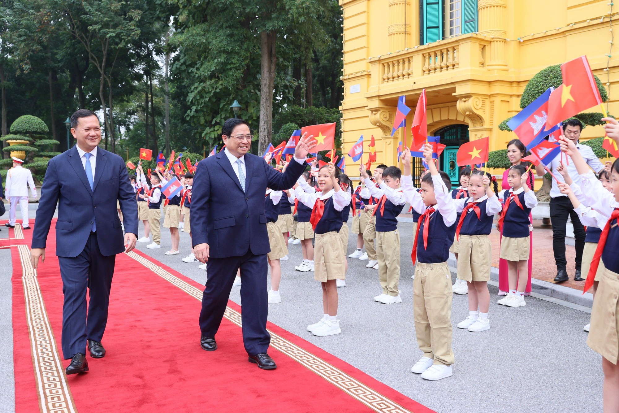 Cận cảnh lễ đón Thủ tướng Campuchia Hun Manet lần đầu thăm Việt Nam - Ảnh 1.